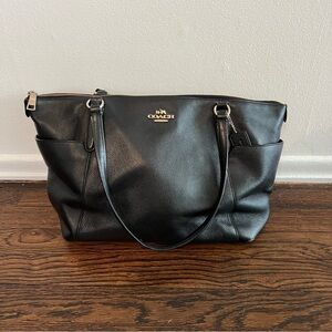 Coach Pebbled Leather Gold Tone Zipper Closure Shoulder Tote Handbag Black